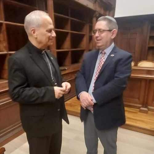 El Cardenal Robert Francis Prevost junto al Rector del Instituto Universitario Isaac Abarbanel, Ariel Stofenmacher, durante la presentación del programa de estudios sobre la colección de manuscritos hebreos en la Biblioteca Apostólica Vaticana